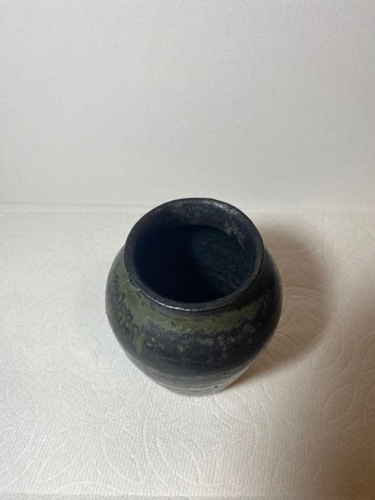 黒釉の壺