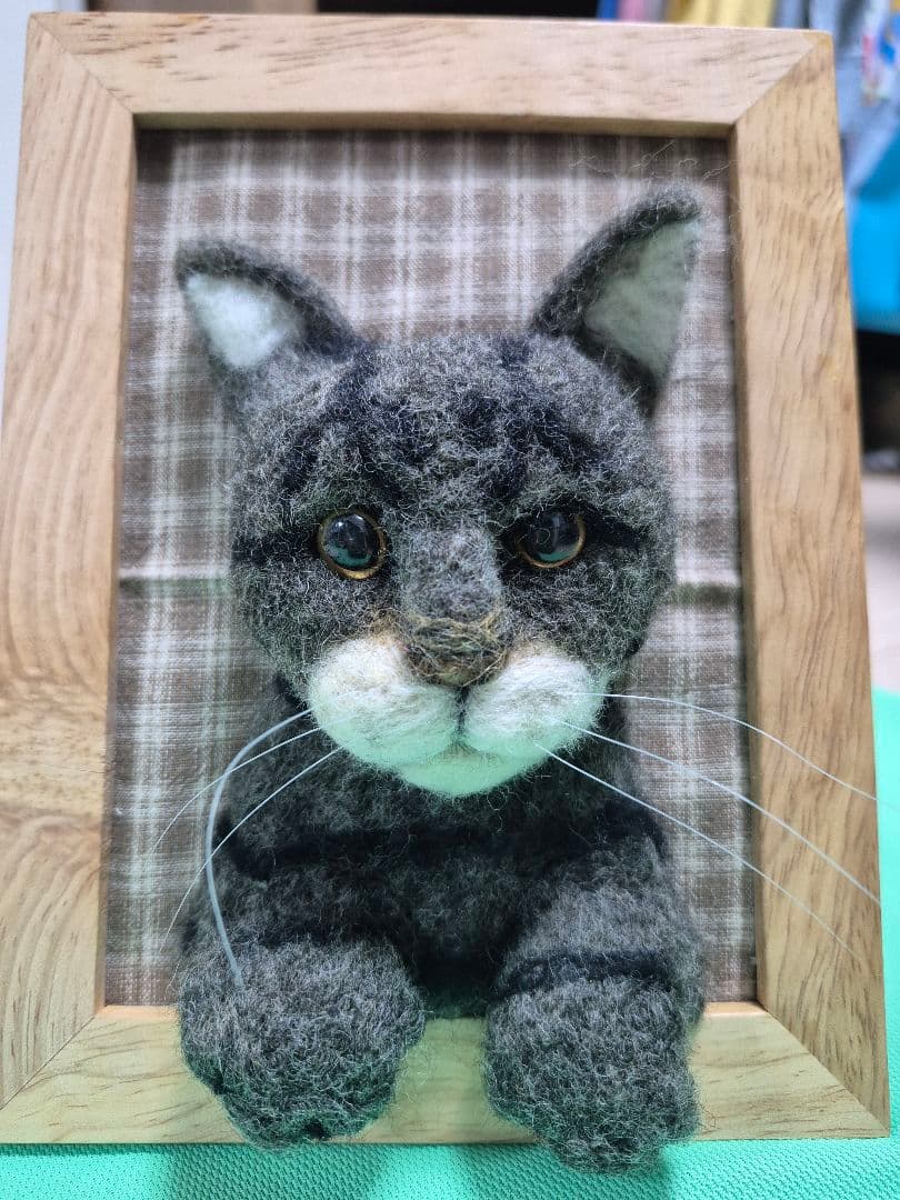 羊毛フェルト猫の置物 木製フレーム付き/キジトラ