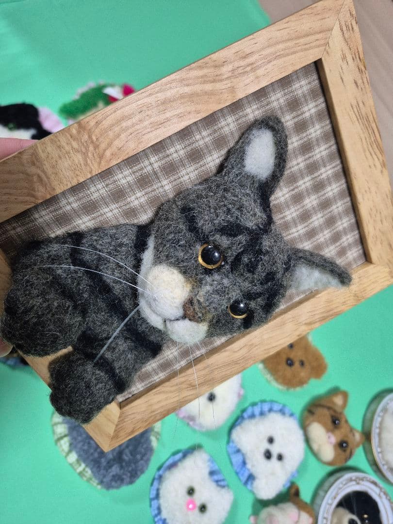 羊毛フェルト猫の置物 木製フレーム付き/キジトラ