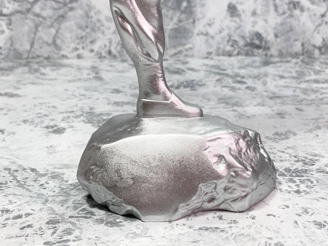 「ブルース・リー　銅像風 フィギュア　シルバー」