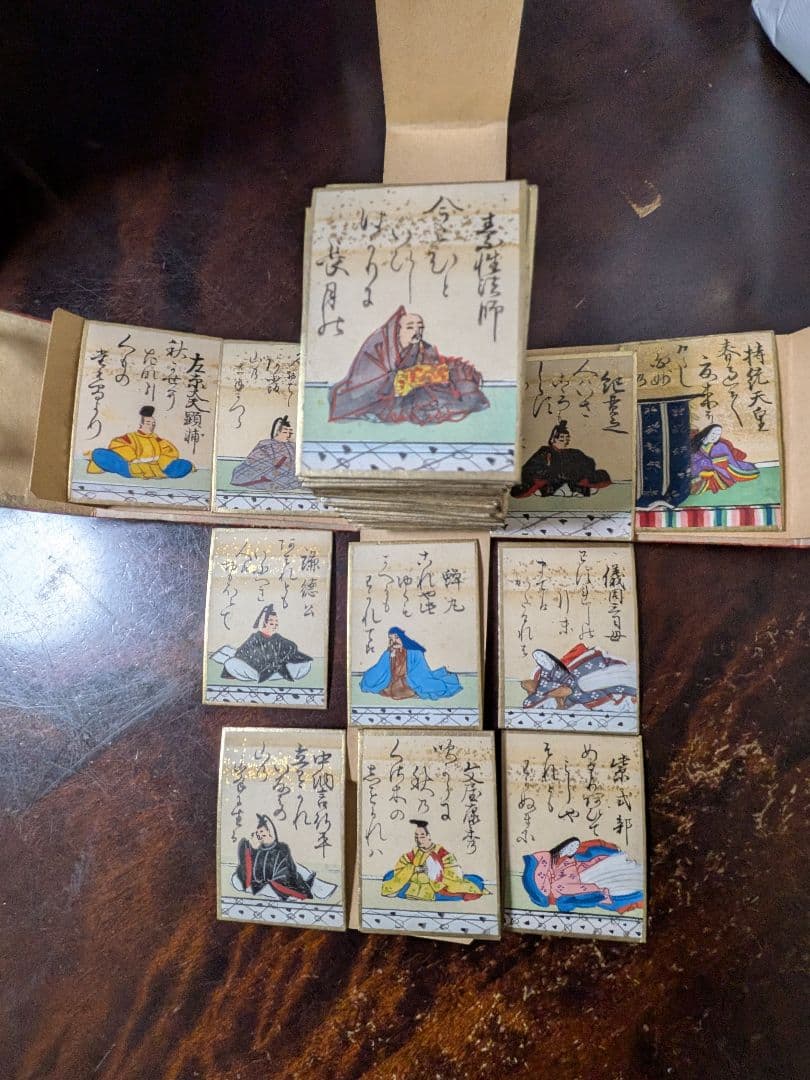 ヴィンテ−ジ　小倉百人一首　家紋黒塗り木箱入り　金箔風仕立 年代物