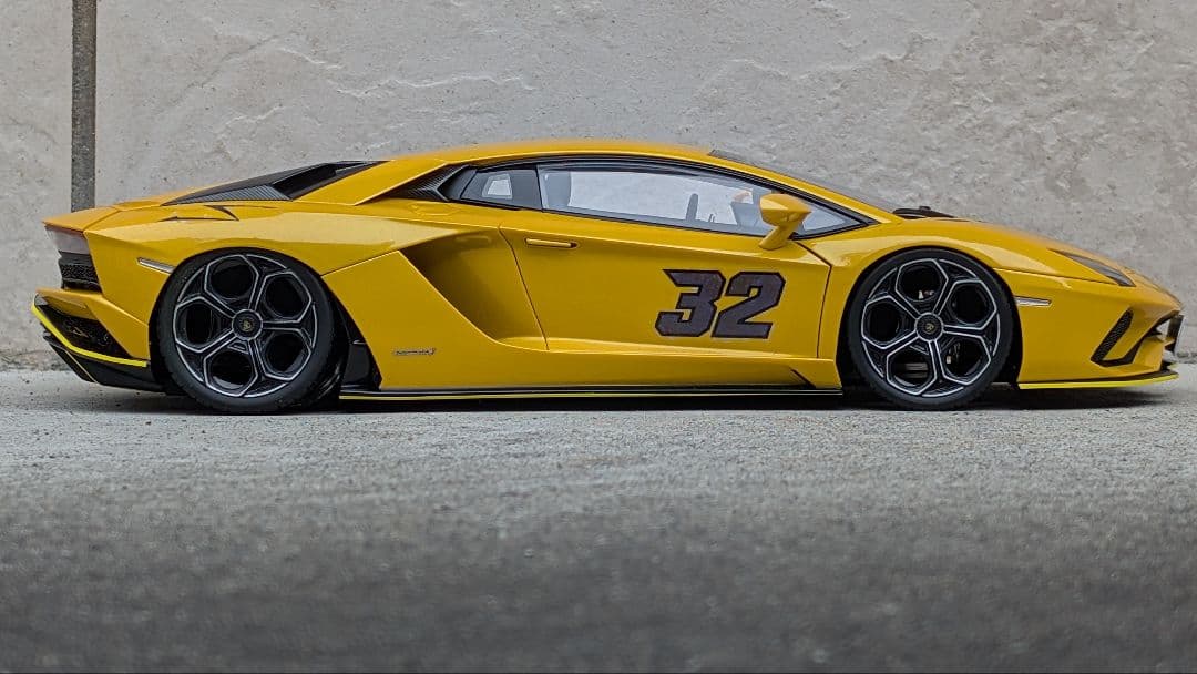 【ストロボ入り】1/18 ランボルギーニ アヴェンタドール LP740-4 S