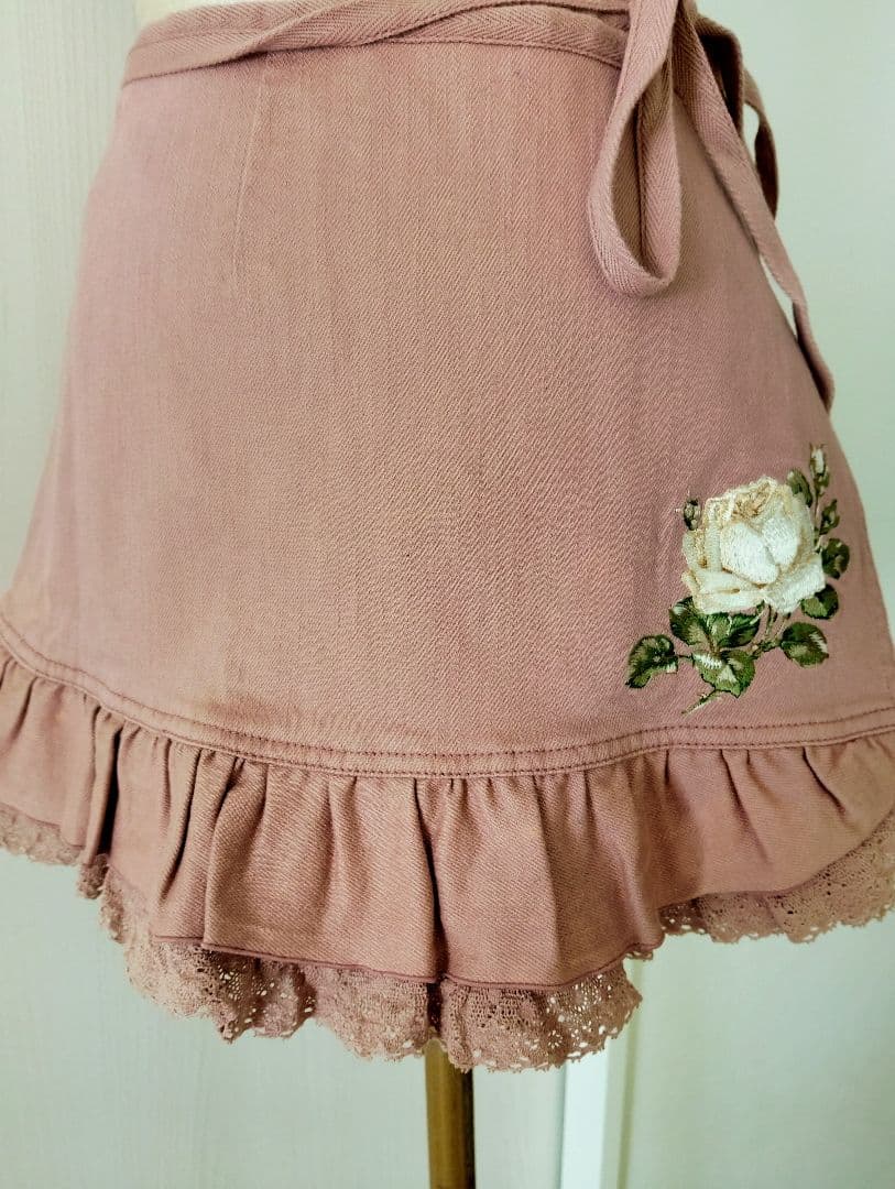 ピンクハウス くすみピンク エプロン 巻きスカート風 バラ刺繍 レース フリル