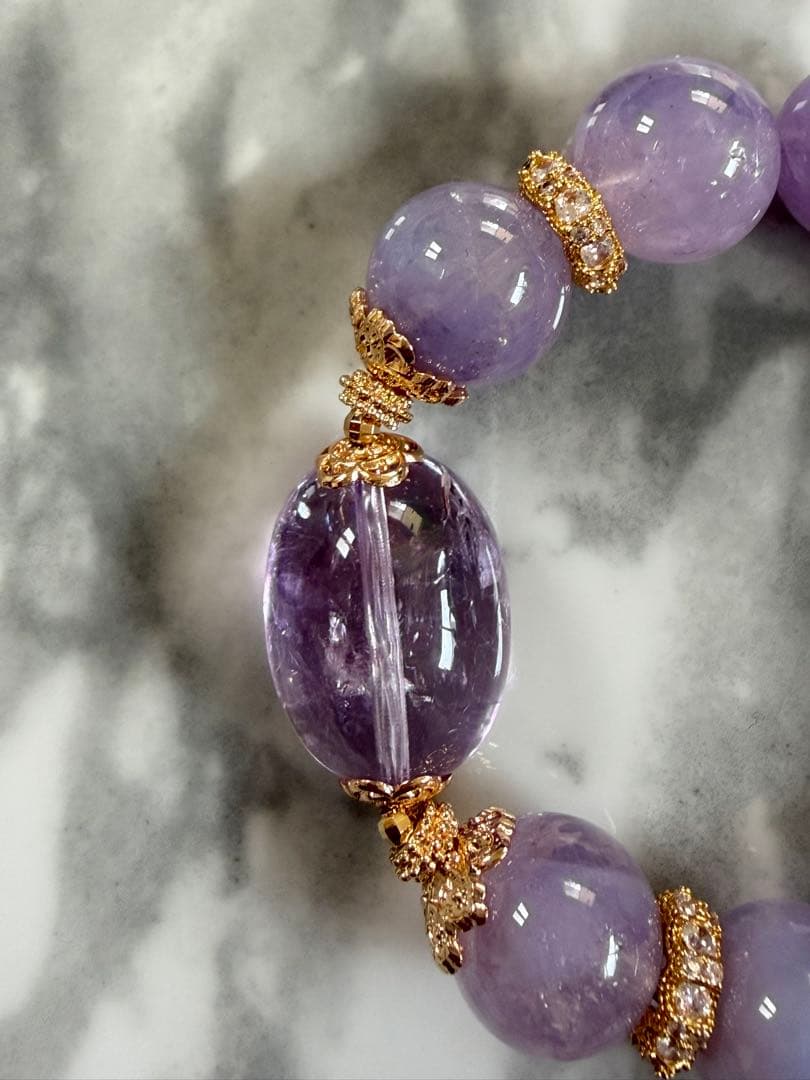 虹入りピンクアイリスアメジストとスコロライトのブレスレット