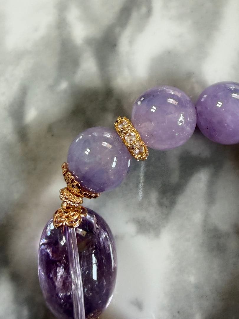 虹入りピンクアイリスアメジストとスコロライトのブレスレット