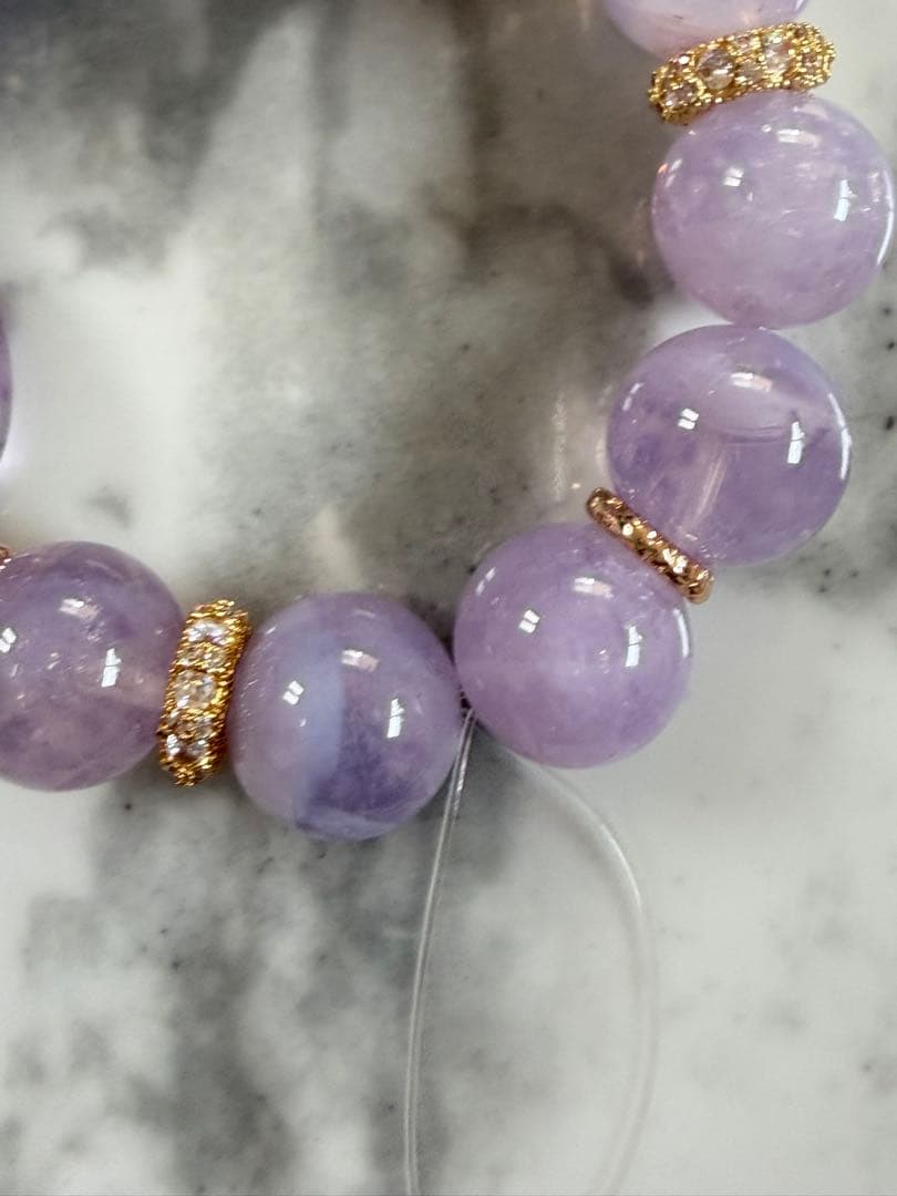 虹入りピンクアイリスアメジストとスコロライトのブレスレット