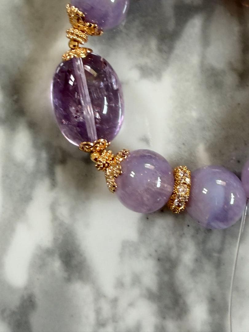 虹入りピンクアイリスアメジストとスコロライトのブレスレット