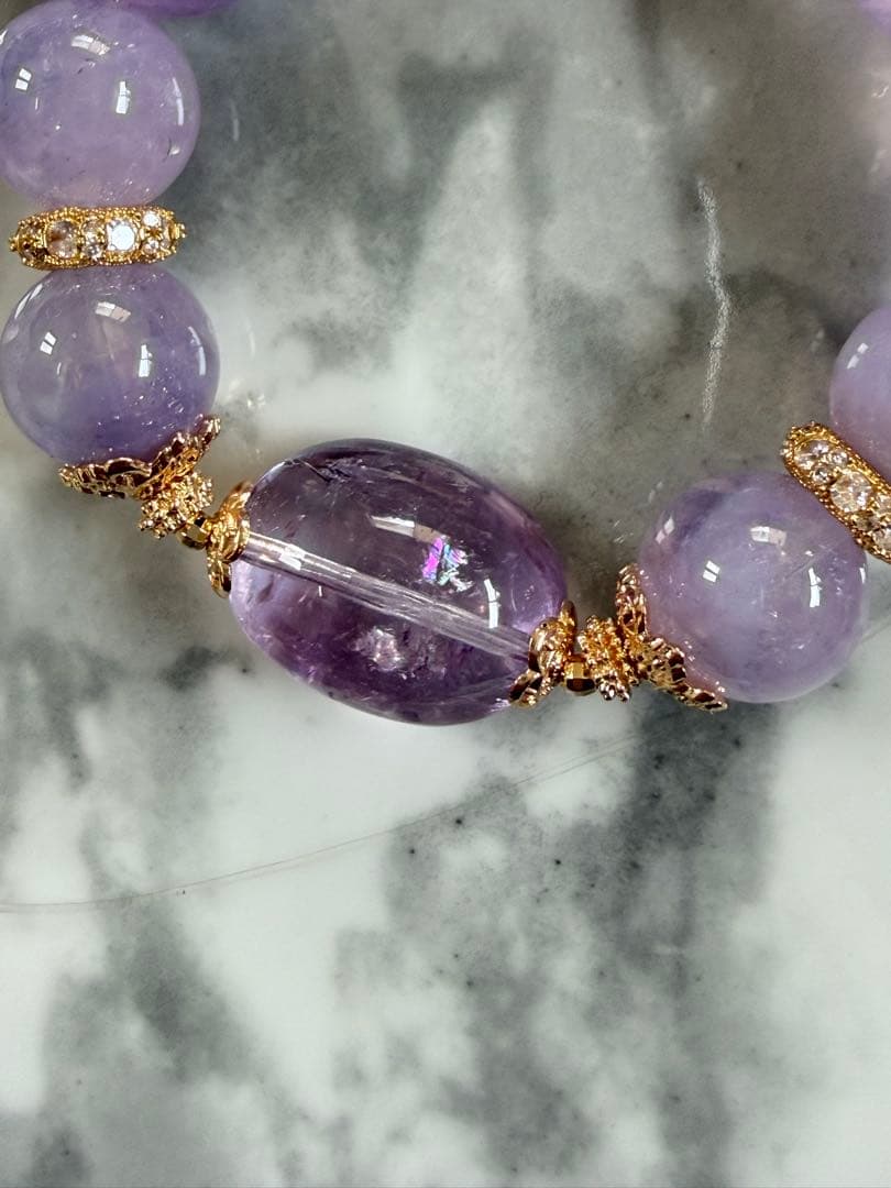 虹入りピンクアイリスアメジストとスコロライトのブレスレット