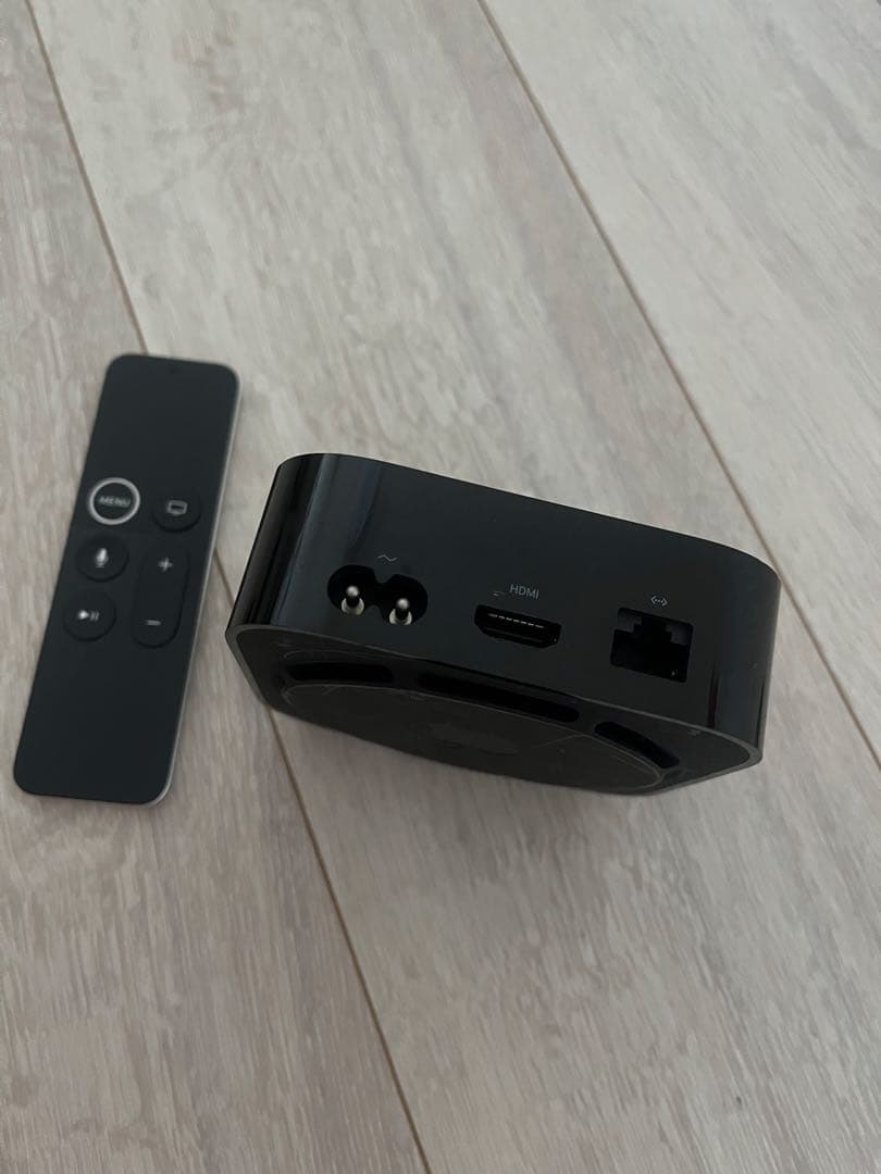 Apple TV 本体とリモコン付き