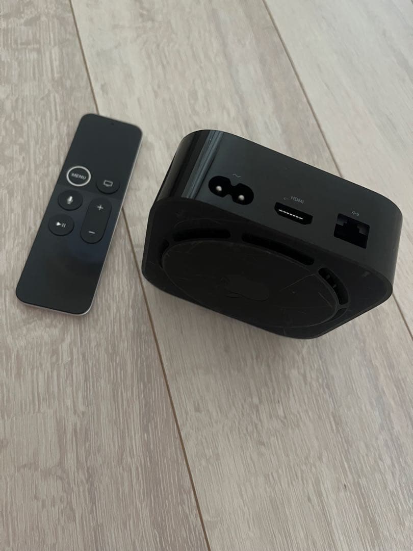 Apple TV 本体とリモコン付き