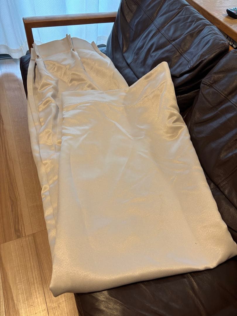 アイボリー 光沢仕上げ ドレープカーテン