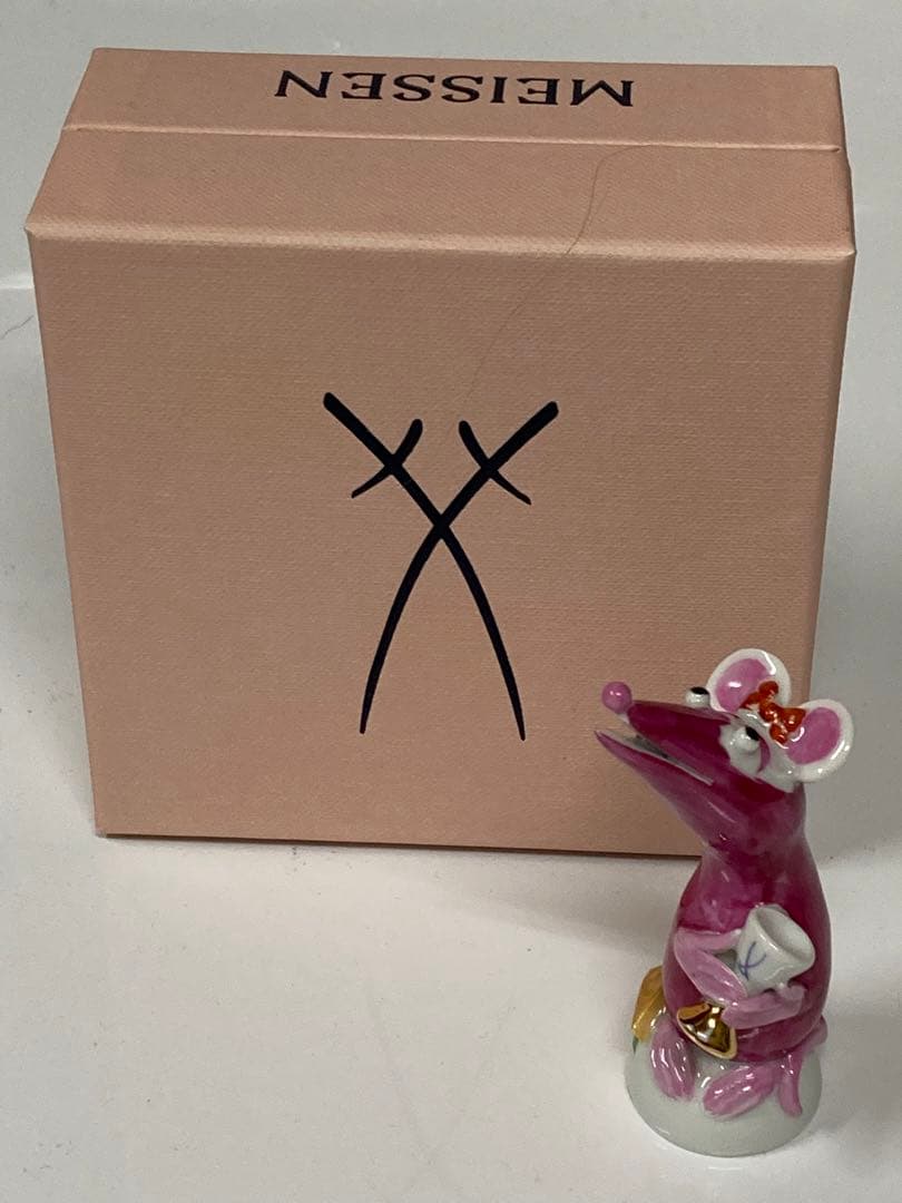 マイセン 手びねり 伝統 職人　ネズミ　マイセンカップを持って可愛い