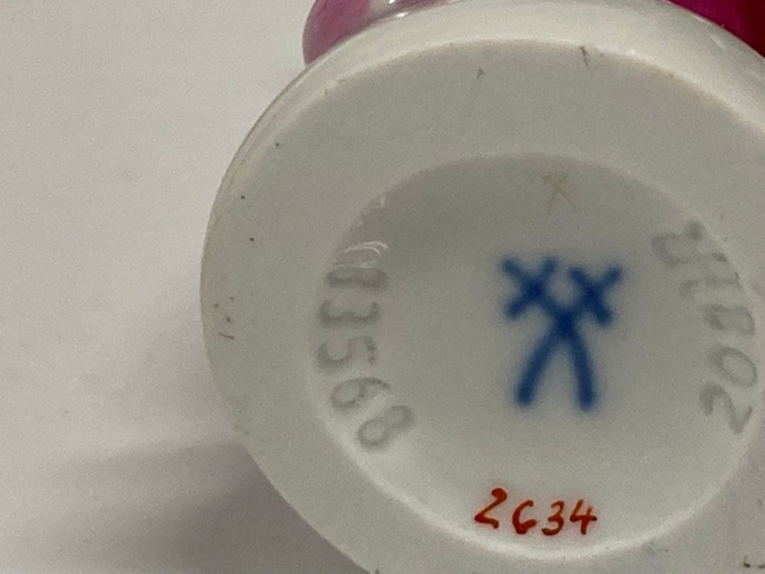 マイセン 手びねり 伝統 職人　ネズミ　マイセンカップを持って可愛い