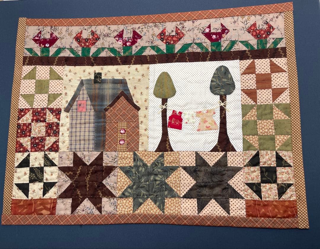 ハンドメイドパッチワークキルトタペストリー 田舎の家と木々フレーム付き