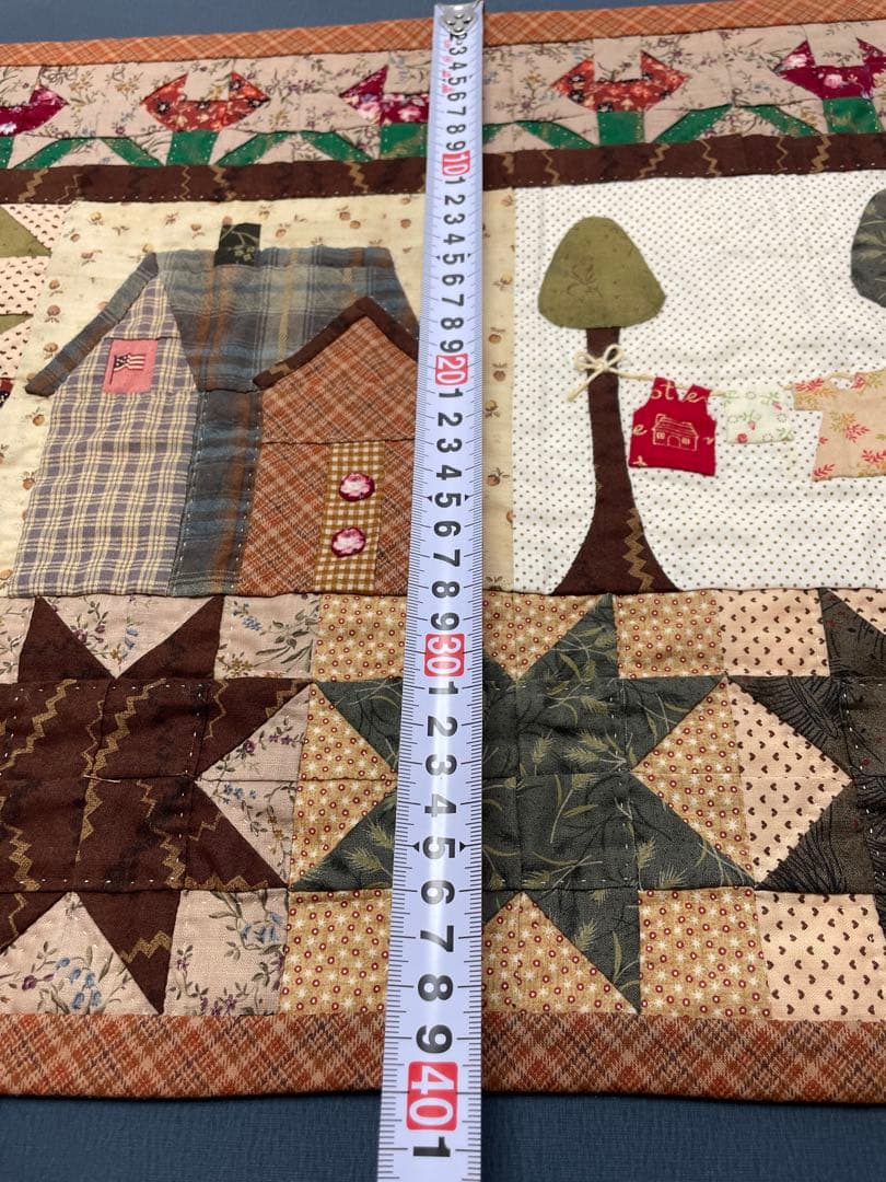 ハンドメイドパッチワークキルトタペストリー 田舎の家と木々フレーム付き