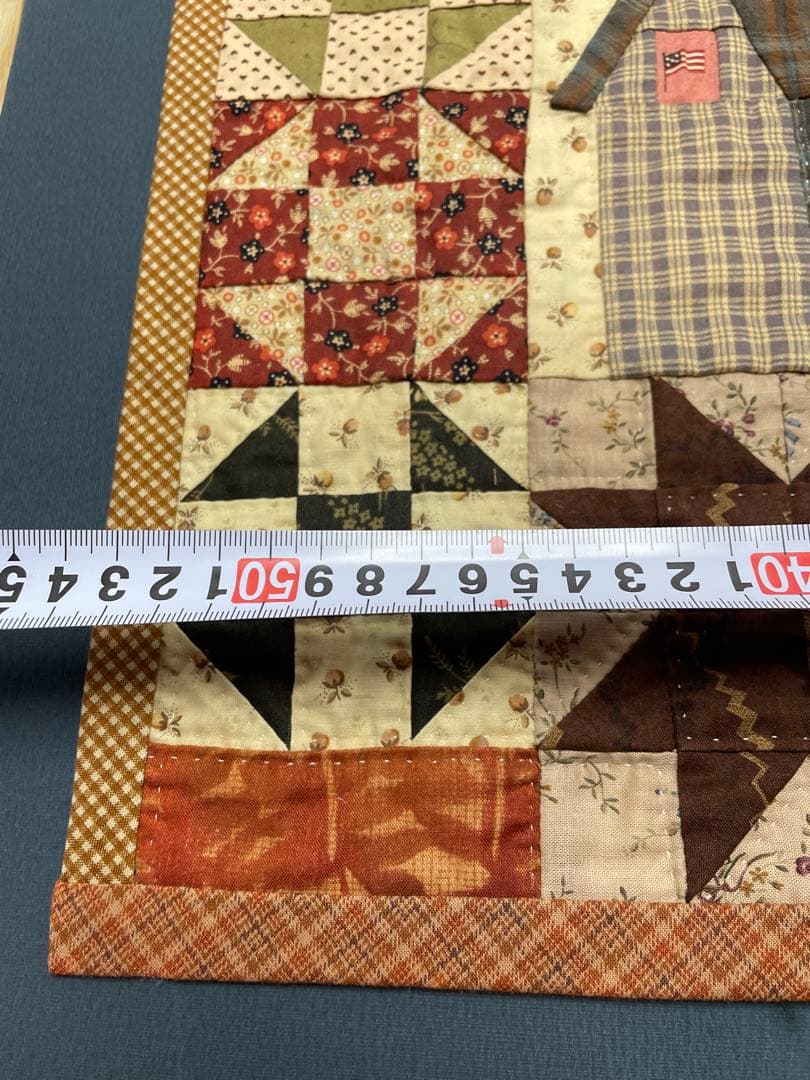ハンドメイドパッチワークキルトタペストリー 田舎の家と木々フレーム付き