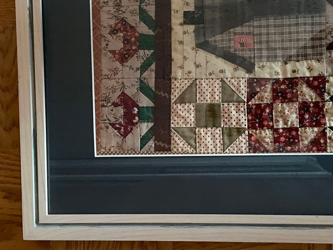 ハンドメイドパッチワークキルトタペストリー 田舎の家と木々フレーム付き