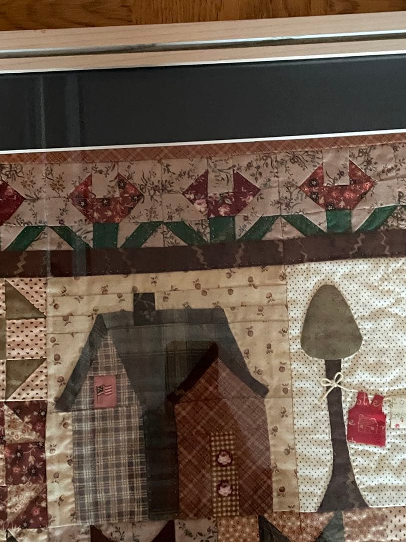 ハンドメイドパッチワークキルトタペストリー 田舎の家と木々フレーム付き