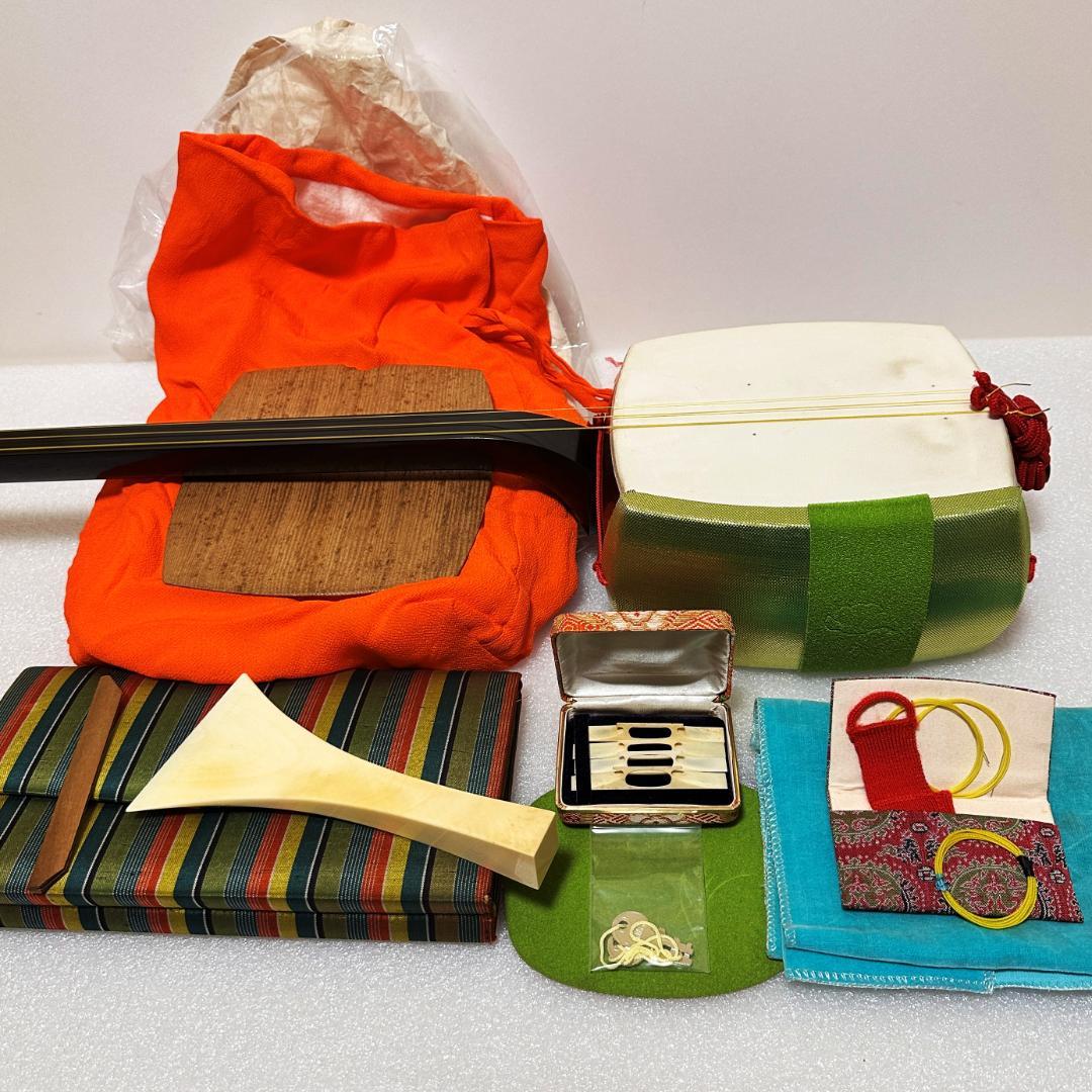 【即演奏可能】高級細棹三味線 正寸 紅木金細 子持綾杉胴 天然撥&駒他 備品多数