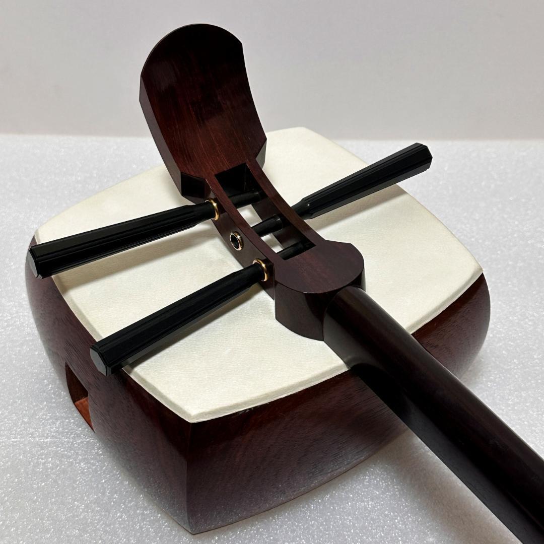 【即演奏可能】高級細棹三味線 正寸 紅木金細 子持綾杉胴 天然撥&駒他 備品多数