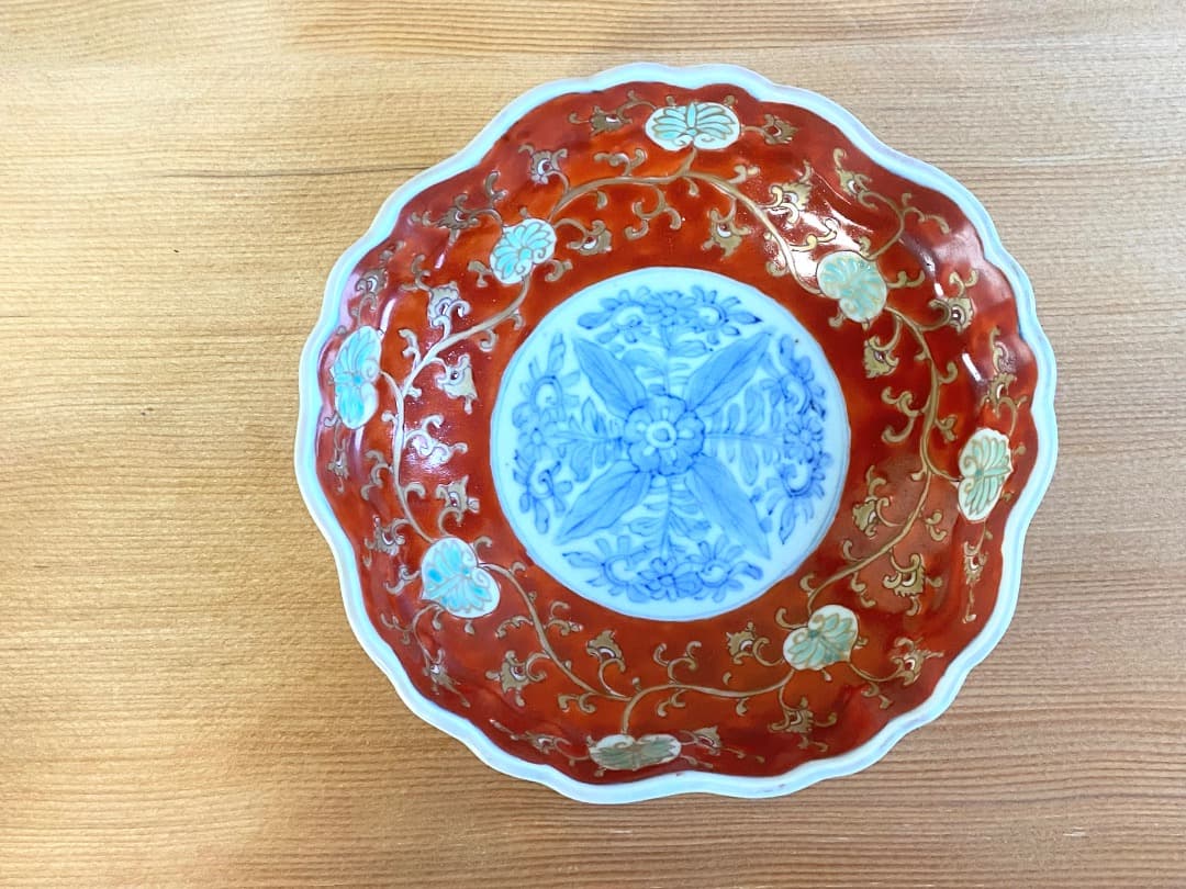 みぃちゃん 古伊万里 赤絵金彩オランダ唐草クルス文輪花皿 2客/染錦