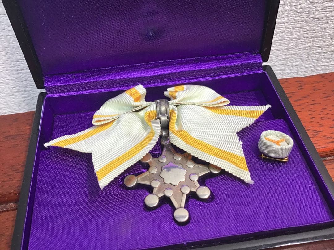 勲章 勲八等瑞宝章 女性用 略綬/共箱付き 旧日本軍