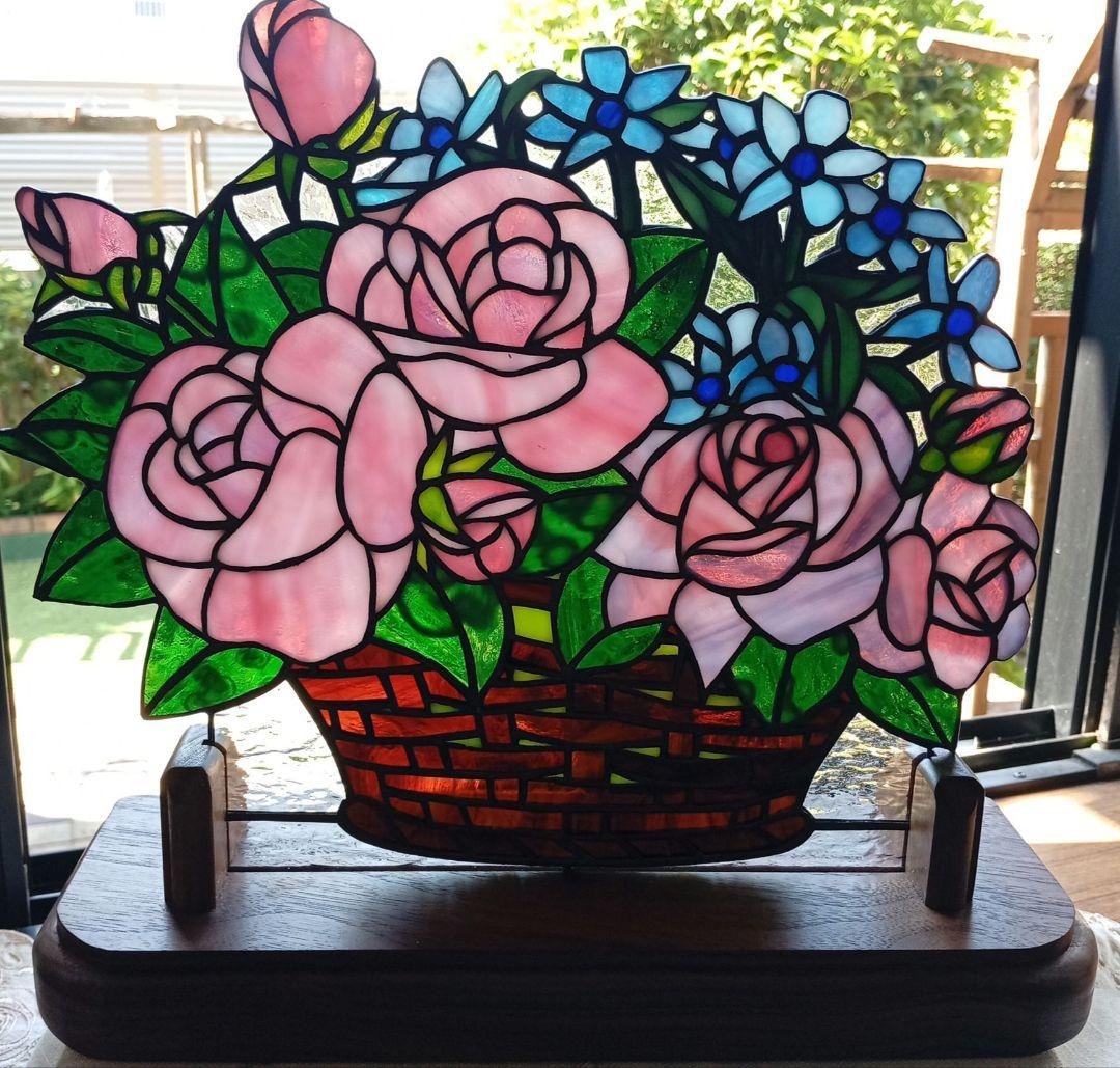 ステンドグラスパネル　バラとブルースターの花かご