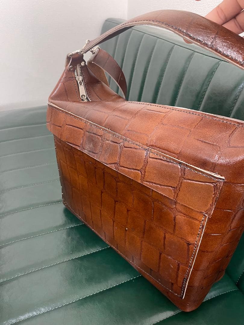 ショルダーバッグ　大容量　姫路レザー　ヌメ革　型押しレザー　ブラウン　新品