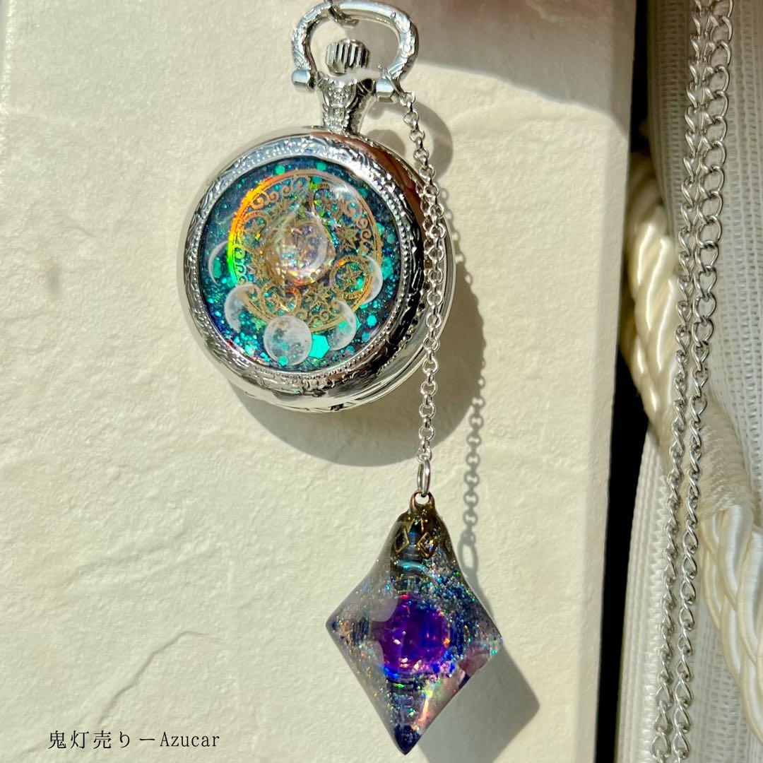 宇宙を閉じ込めた懐中時計ネックレス 八面体宇宙レジン 月