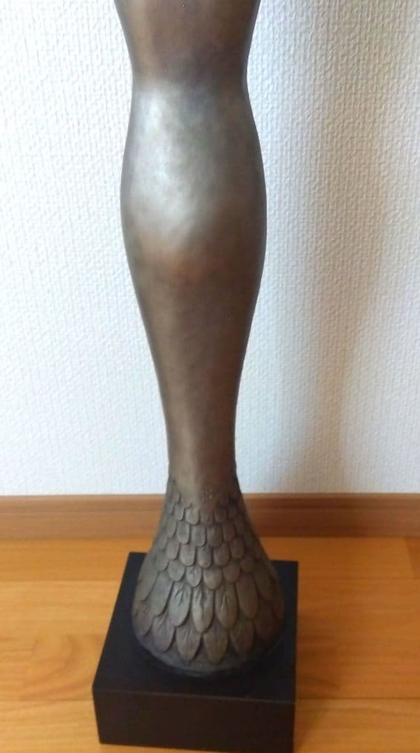鳥の女性像