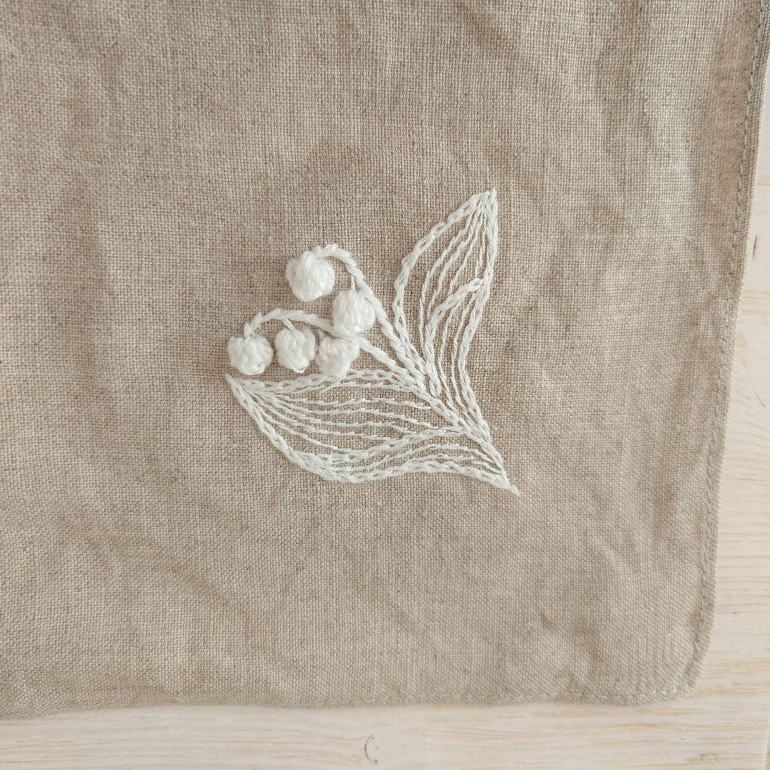 手刺繍入り　リネンクロス/リネンハンカチ【すずらん】