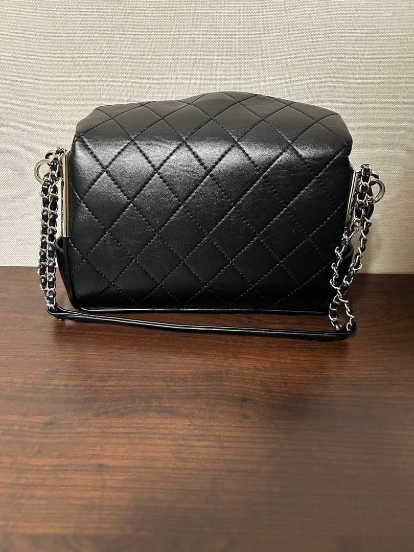 CHANEL ノベルティ ブラック チェーンショルダーバッグ チャーム付き