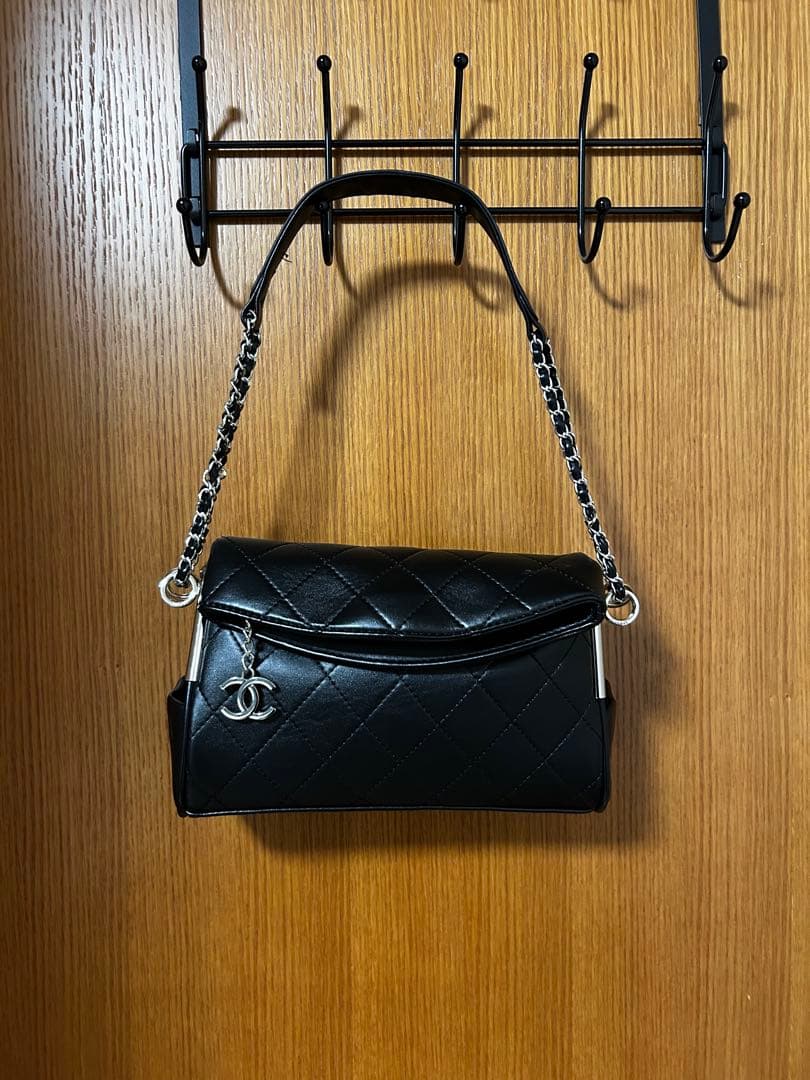 CHANEL ノベルティ ブラック チェーンショルダーバッグ チャーム付き