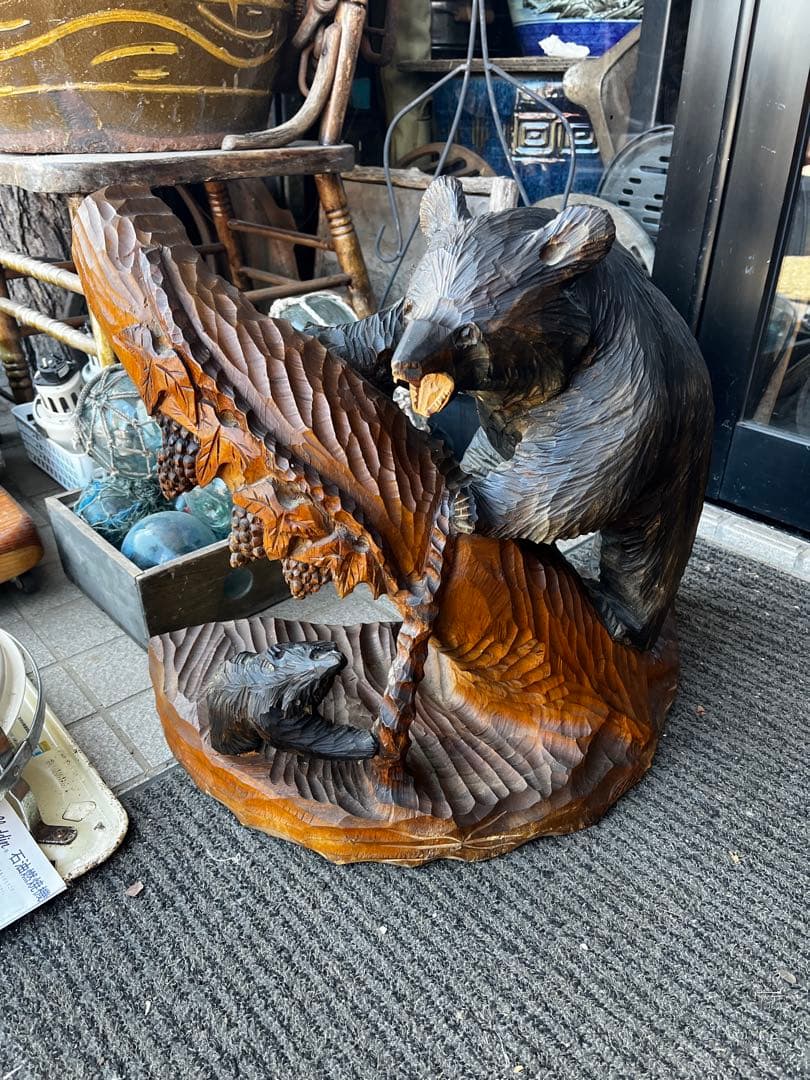 熊の彫刻、アイヌ民族彫刻、アイヌ民芸品、熊の木彫り、熊の親子と葡萄の彫刻