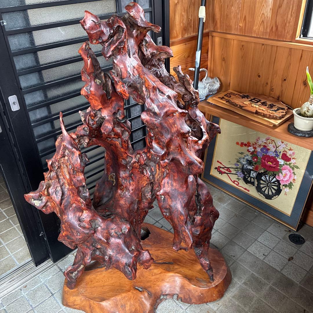 大きな抽象木彫刻