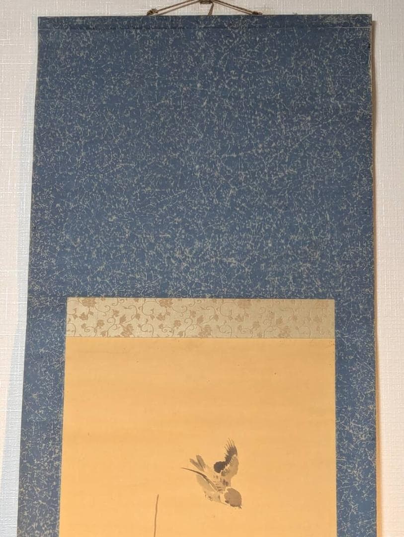 【真作】掛軸　秋草小禽図　菊花に舞う鳥　優美な筆致の花鳥画　V66