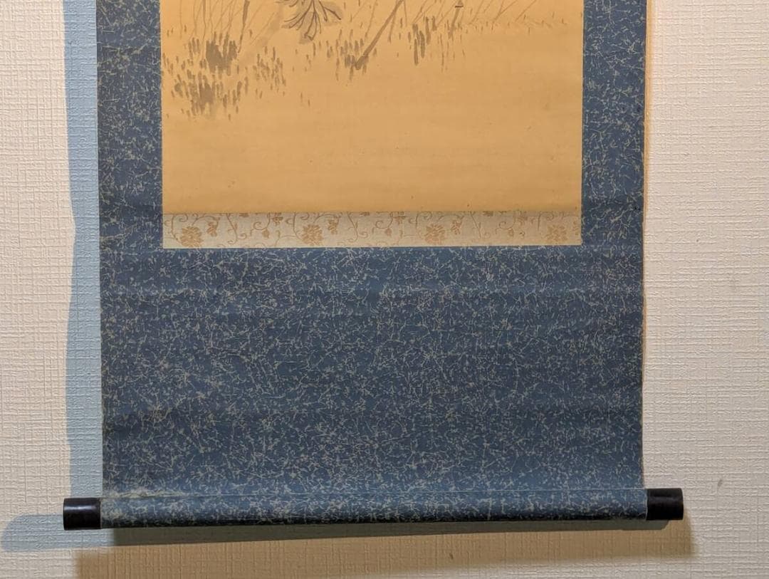 【真作】掛軸　秋草小禽図　菊花に舞う鳥　優美な筆致の花鳥画　V66