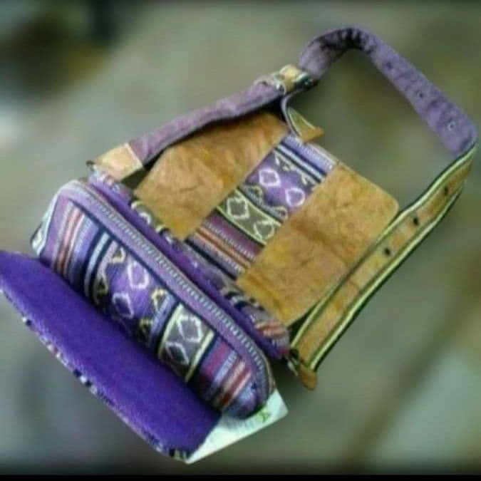 ネパール　新品タグ付　水牛革と織り布のショルダーBag