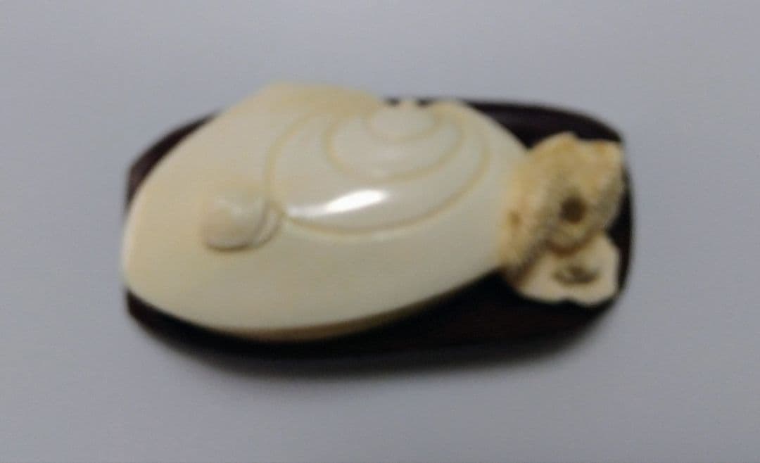 中国っぽい貝デザイン 彫刻 工芸品 置物 台座付き