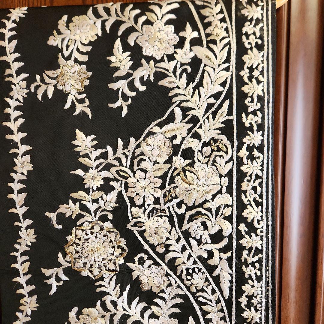 袋帯、花柄刺繍 黒布地 伝統的デザイン