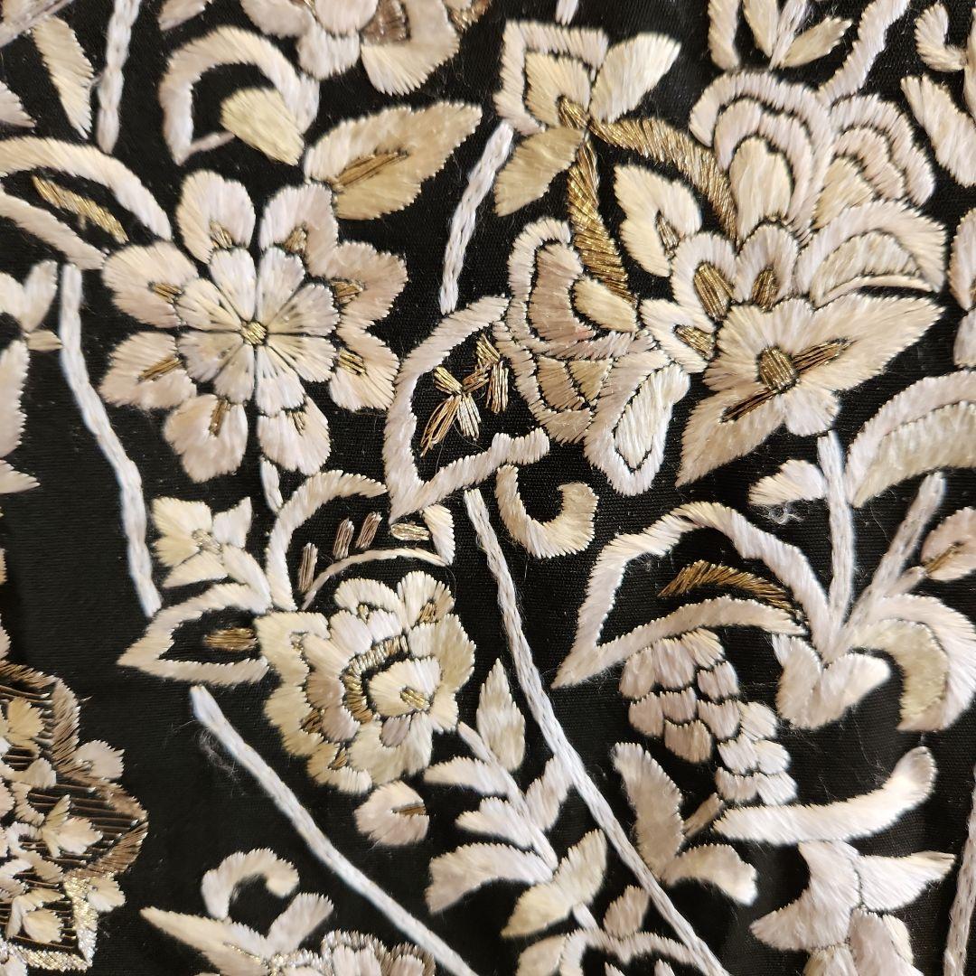 袋帯、花柄刺繍 黒布地 伝統的デザイン