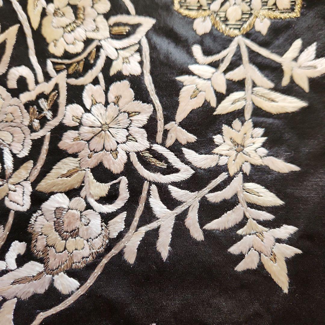 袋帯、花柄刺繍 黒布地 伝統的デザイン