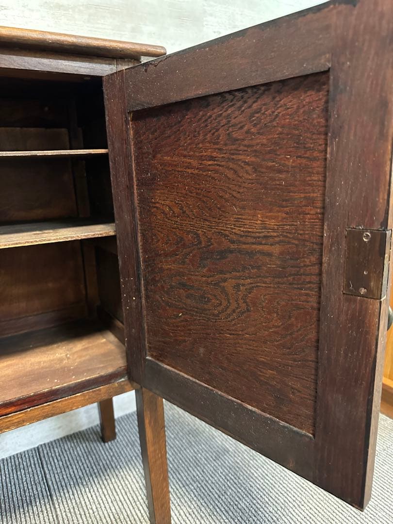 英国家具 鍵付き ポットカバード ナイトテーブル キャビネット ビンテージ