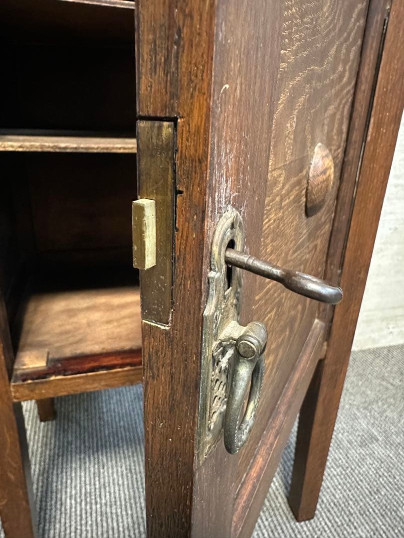 英国家具 鍵付き ポットカバード ナイトテーブル キャビネット ビンテージ