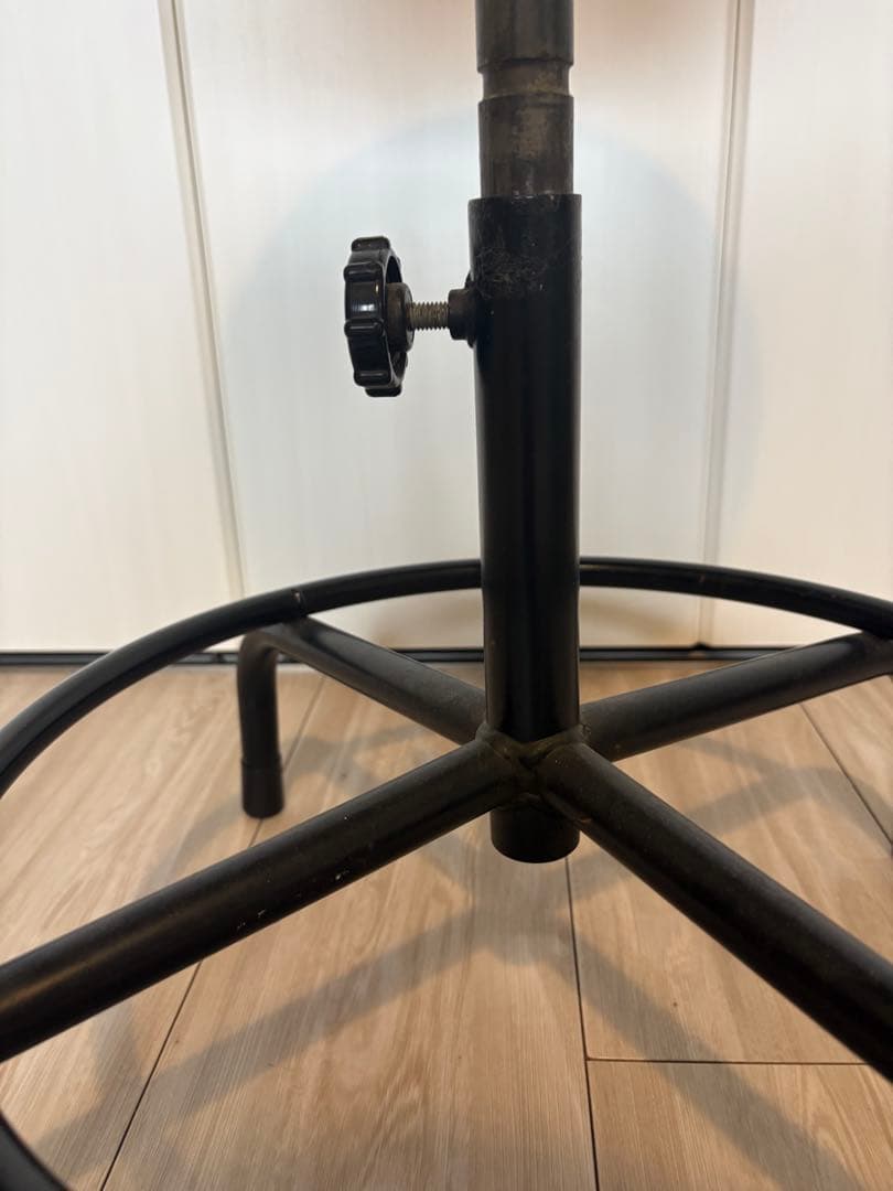 高さ調整可能なインダストリアルスツール