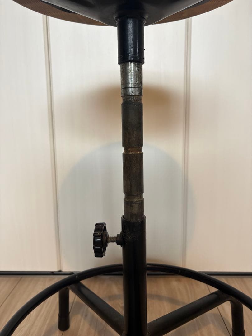 高さ調整可能なインダストリアルスツール