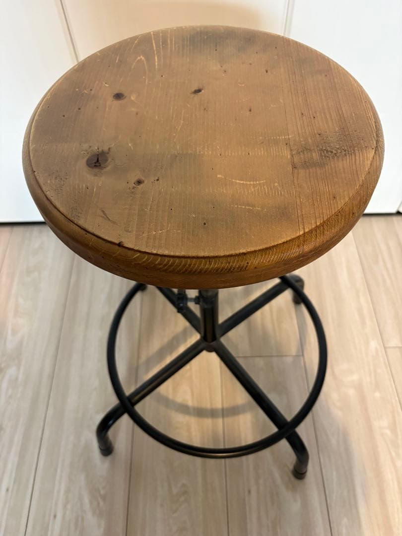 高さ調整可能なインダストリアルスツール