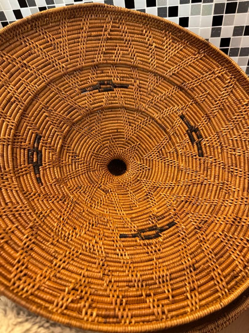 天然素材の蓋付きバスケット