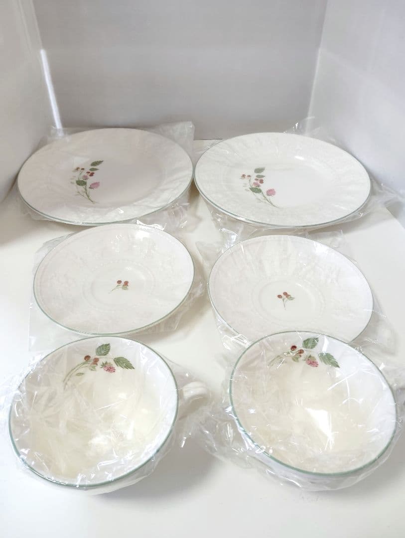 ウエッジウッド　極美品　フェスティビティ　ラズベリー カップ＆ソーサートリオペア