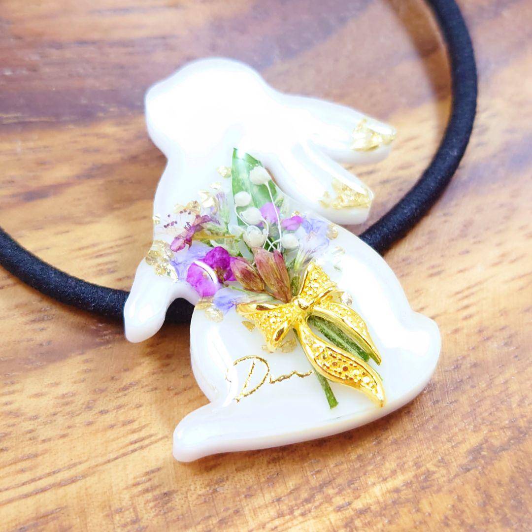 花束うさぎのヘアゴム ハンドメイド レジン ホワイト 押し花 お花 リボン 白